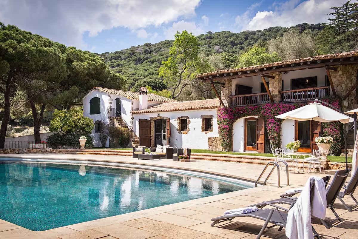 Vil·la Valentina vista des de la piscina, amb la pineda al darrere