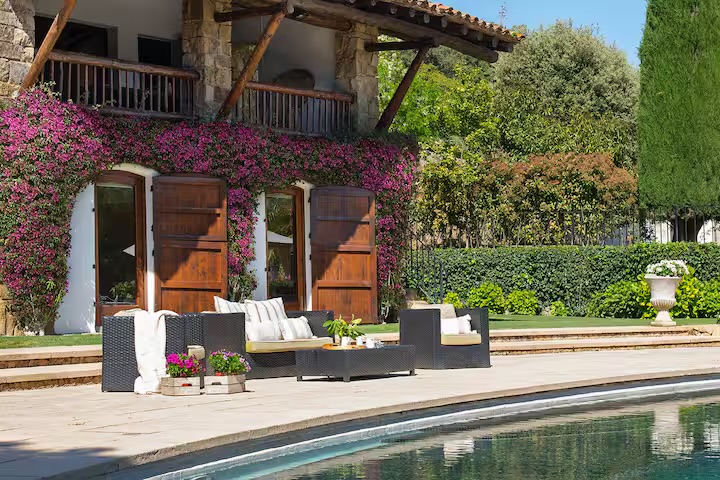 Vil·la Valentina: el porxo cobert de buguenvíl·lea al costat de la piscina