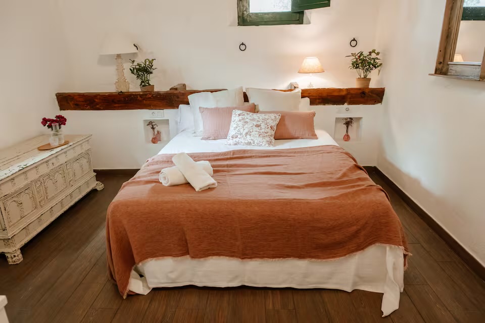 Habitació 1: llit de matrimoni amb còmoda antiga