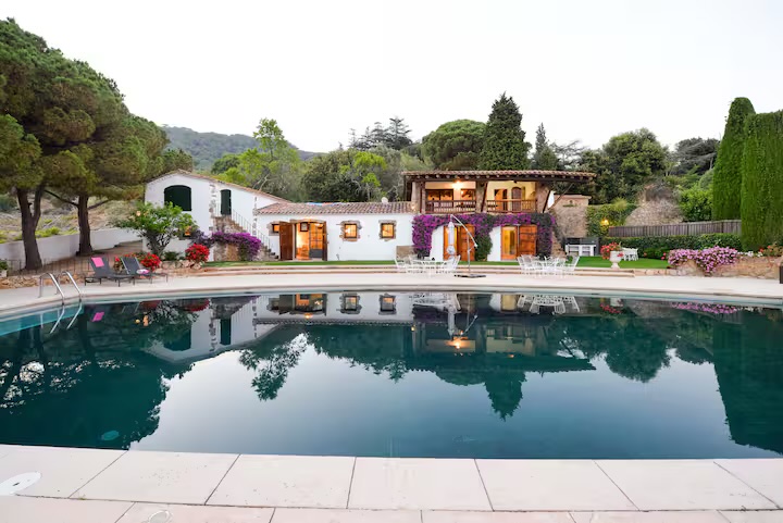 La finca al capvespre, amb la casa reflectida a la piscina