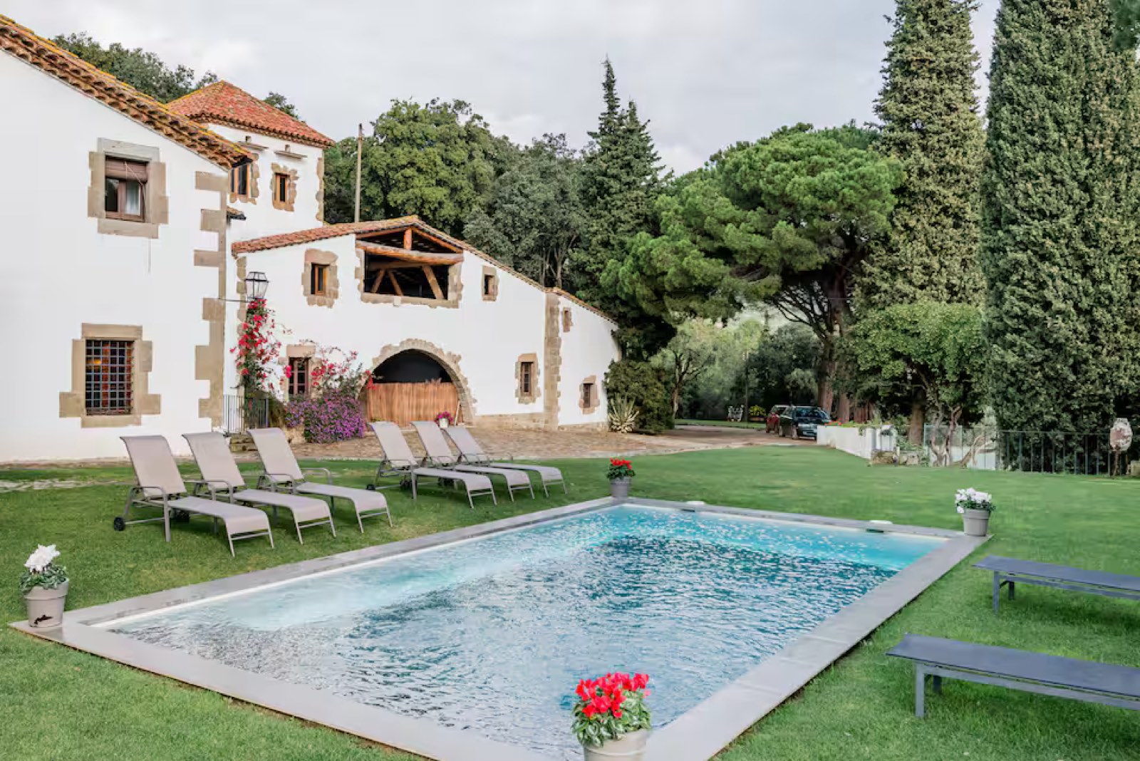 Masia Santa Mònica amb la piscina i el jardí al davant