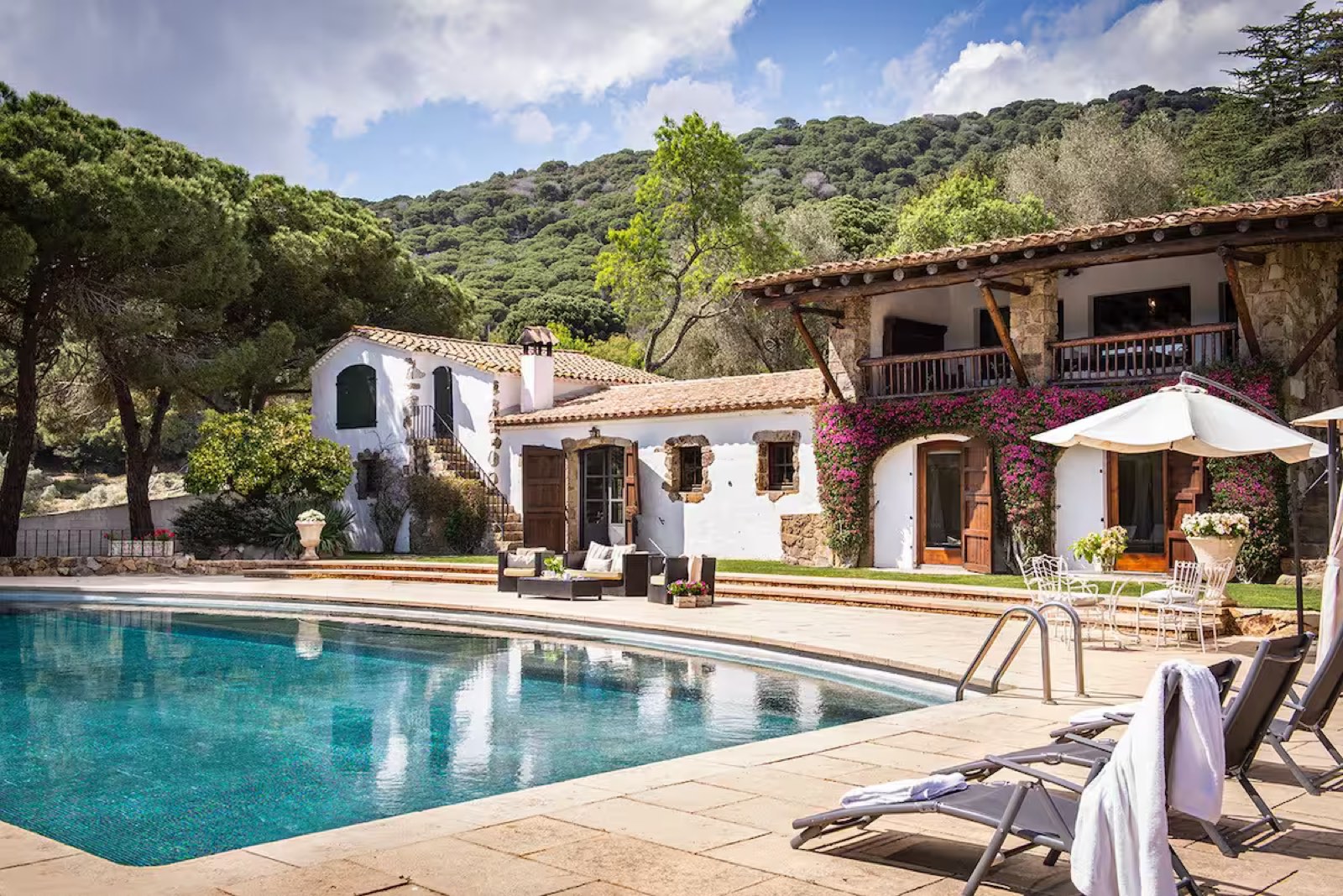 Vil·la Valentina amb la piscina i el pinar al darrere