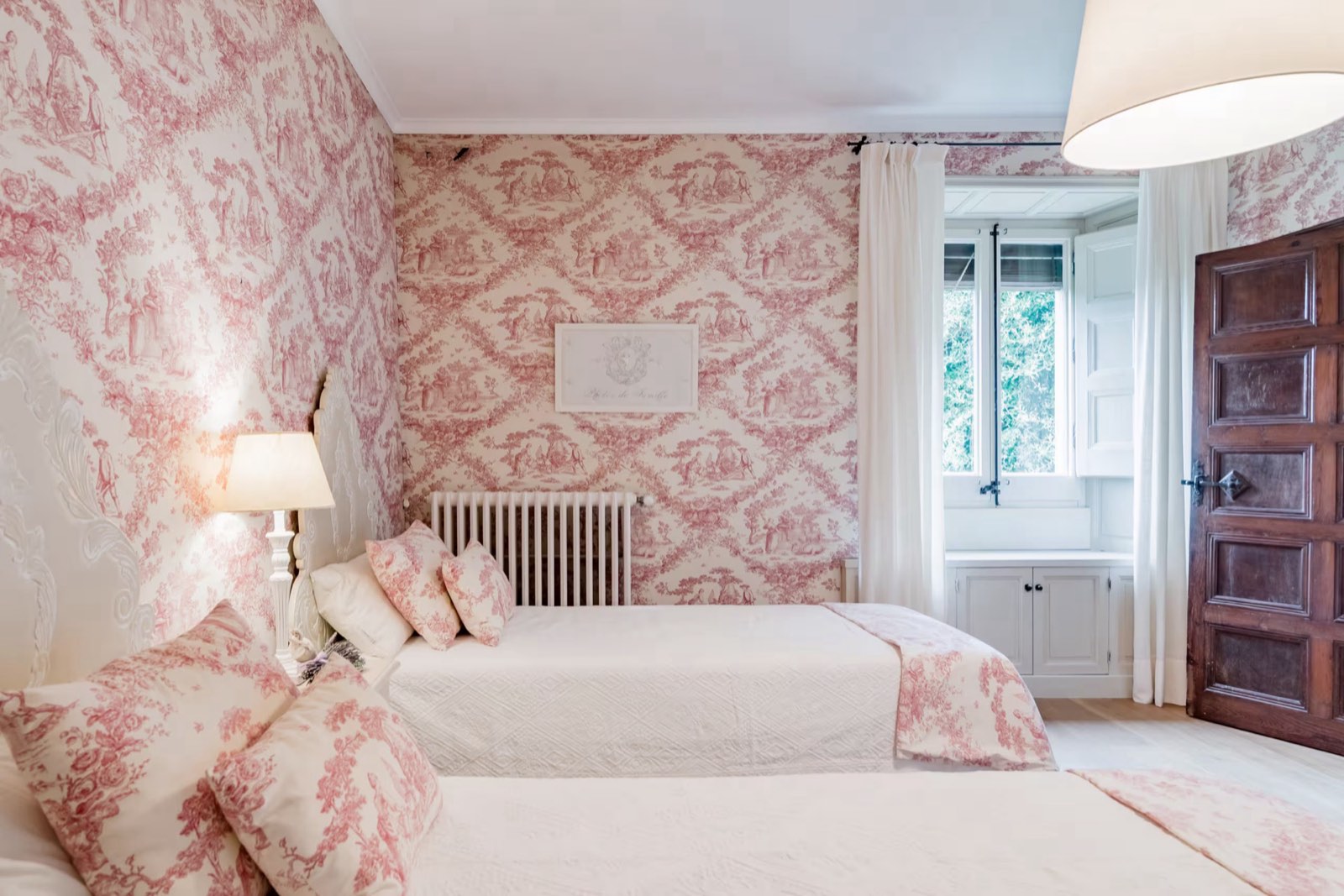 Dormitori 1: parets de toile de Jouy i dos llits individuals