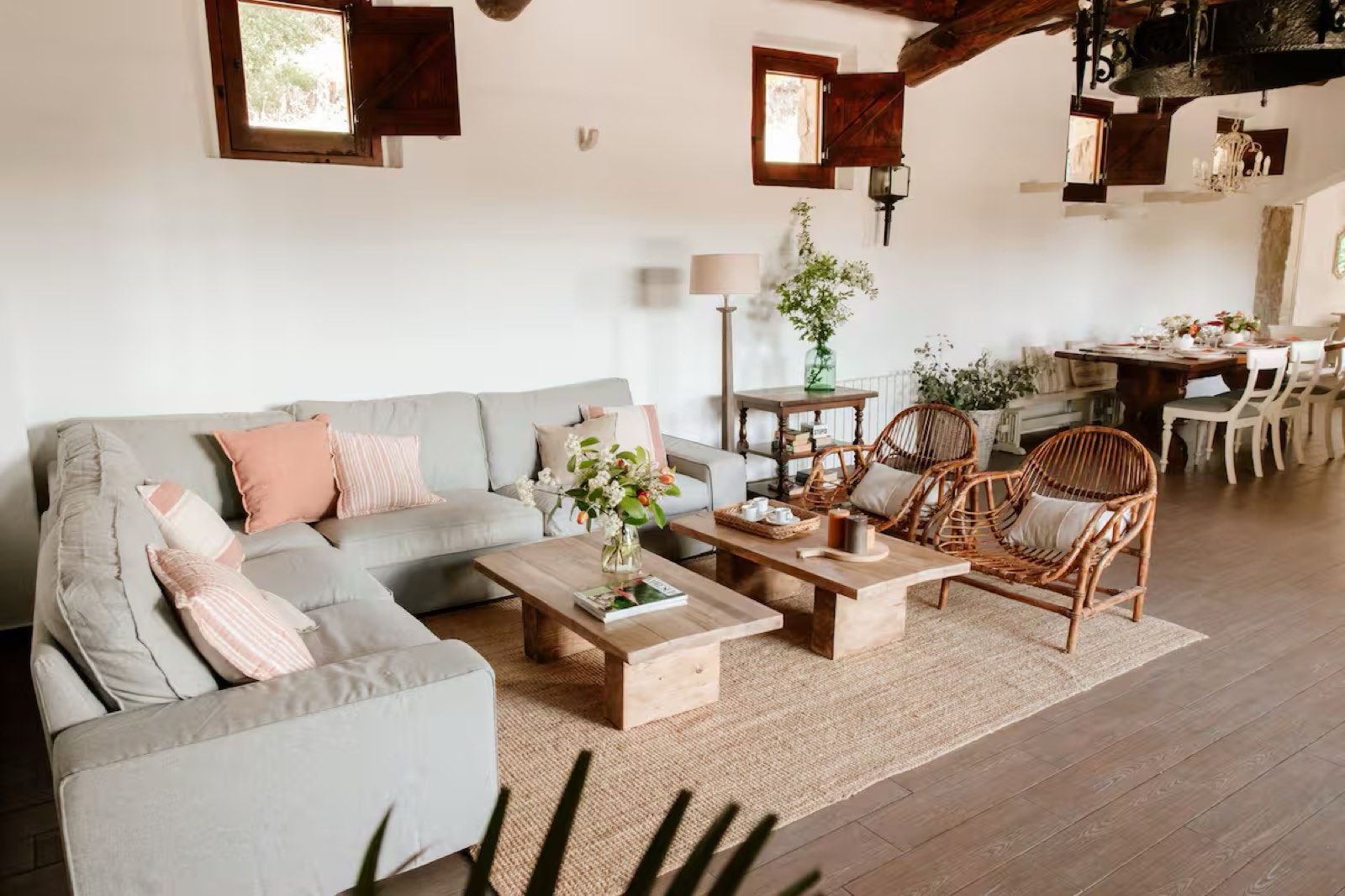La sala d'estar amb els sofàs i la taula baixa de fusta